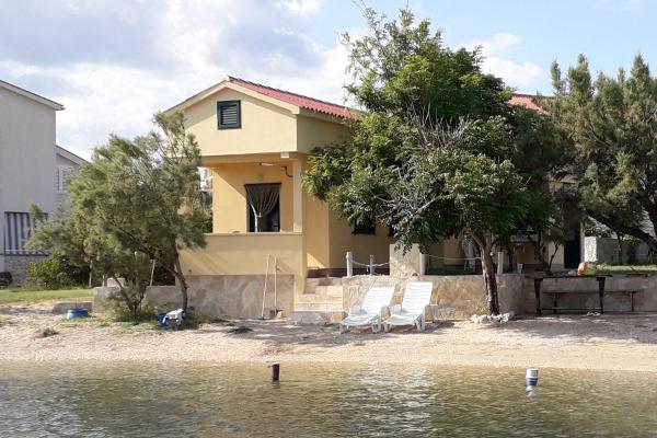 Apartments by the sea Dinjiska, Pag - 9386, Rezervați Apartament Hoteluri în Kvarner cu parcare, Parcare