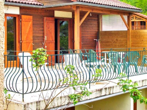 Chalet charmant à Saint-Gérons avec piscine partagée, Rezervați Cabana Saint-Gerons Cantal