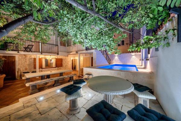 Heritage Residence in Center with pool