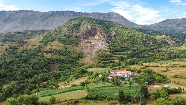 VILA DISHA, Rezervați Cabana / Lodge Hoteluri în Tirana County cu parcare, Parcare