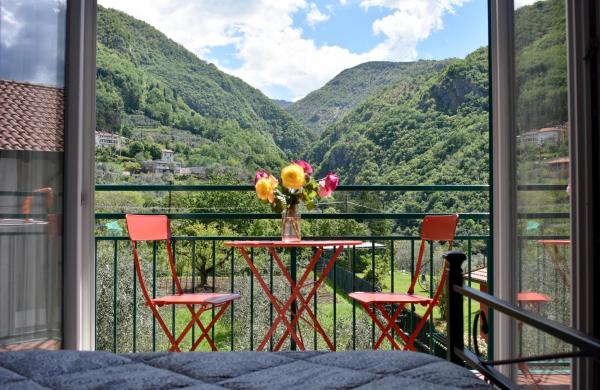 Agriturismo Conca Sandra - Farm Stay on Lake Como, Rezervați Apartament Perledo Lacul Como