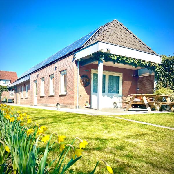 Rooi Bij de Knoptoren B&B, Rezervați Bed and Breakfast Sint-Oedenrode Noord-Brabant