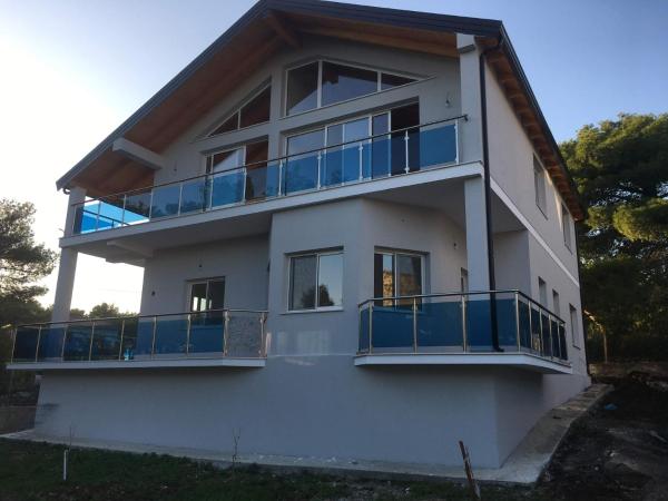 Benjy’s Villa, Rezervați Casă de vacanță Cabane în Lezhë County, Casetă