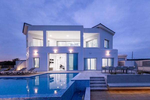 Mediterranean Dream Beachfront Villa, Rezervați Vilă Larnaca Larnaca