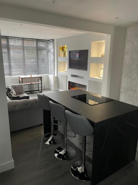 VA Home Stay - Close to Luton Airport, M1 & A505, Rezervați Cazare la o familie Luton Bedfordshire