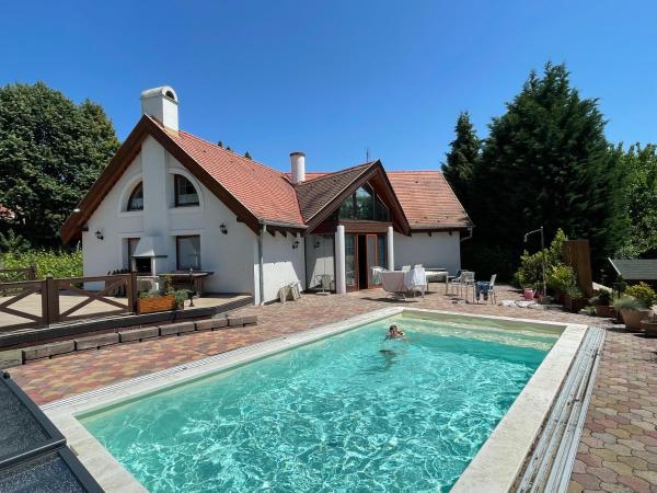 Spacious 3 bedroom house with heated pool, Rezervați Vilă Hoteluri în Central Transdanubia cu parcare, Parcare