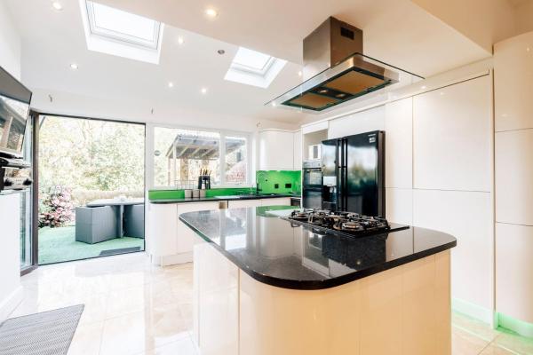 Luxury Unique Townhouse with Hottub & Pizza Oven, Rezervați Vilă Bolton Greater Manchester