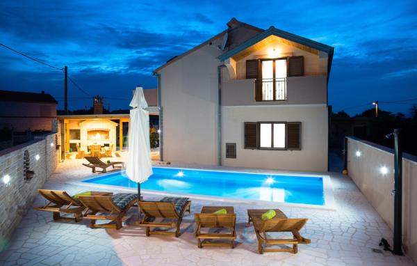 Luxury villa with a swimming pool Pridraga - Cuskijas, Novigrad - 19461, Rezervați Vilă Novigrad Croaţia