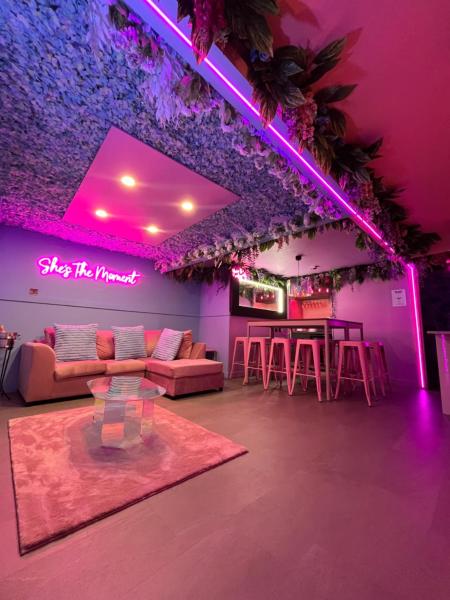 Manchesters ONLY private party suite for 12 with Makeup Room, Rezervați Hotel-apartament Apart-hoteluri în Merseyside, Hotel-apartament