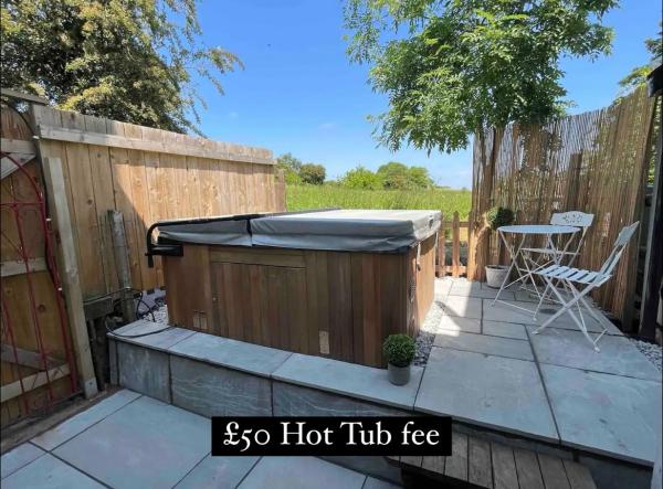 Bay Cottage, Hot Tub, Rezervați Casă de vacanță Hoteluri în Gloucestershire cu parcare, Parcare