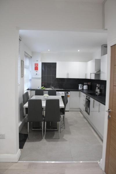 Beautiful, Spacious, Old Trafford home, Rezervați Casă de vacanță Vile în Trafford, Vilă