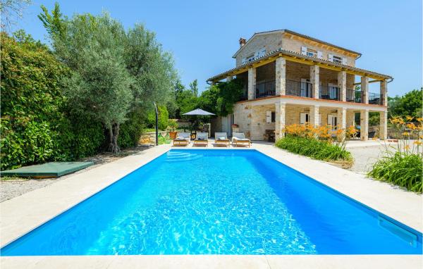 Amazing Home In Sveti Lovrec, Rezervați Casă de vacanță Hoteluri în Jakići cu piscină, Piscină