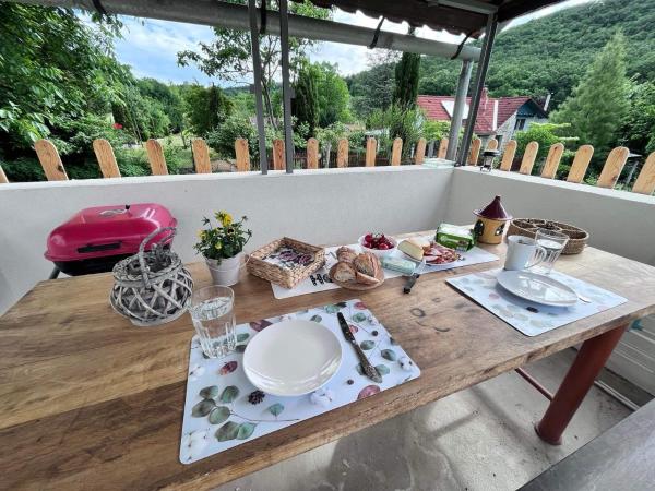 Neve Nincs NYARALÓ - önálló Házikó- privát szféra, Rezervați Apartament Hoteluri în Central Transdanubia cu parcare, Parcare