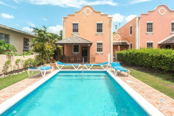 2-Story Townhome with Private Pool, Ideal for Group!, Rezervați Casă de vacanță Christ Church 