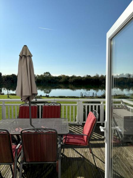 Dog-Friendly Lakefront Escape w Brand New Decking, Rezervați Casă de vacanță Hoteluri în Gloucestershire cu parcare, Parcare
