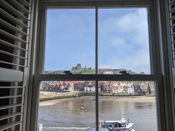 Whitby Sea View Cottage Prime Historic Old Town Location, Rezervați Casă de vacanță Hoteluri în Yorkshire Moors cu parcare, Parcare