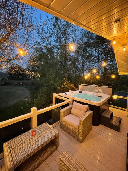 Torrey Pines - 2 bedroom hot tub lodge with free golf, NO BUGGY, Rezervați Vilă Hoteluri în Scotland cu parcare, Parcare