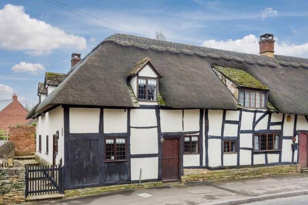 Cotswold Thatched Cottage, Rezervați Casă de vacanță Hoteluri în Gloucestershire cu parcare, Parcare