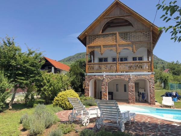ALPHA, Rezervați Casă de vacanță Hoteluri în Central Transdanubia cu parcare, Parcare