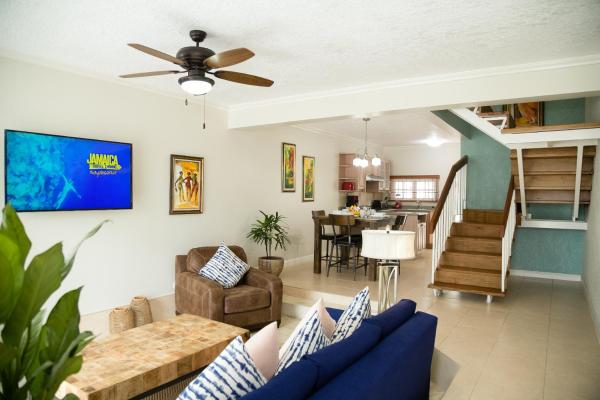 Choose To Be Happy at Surbiton Square - Two Bedroom Townhouse, Rezervați Vilă Case de vacanță Kingston, Casetă