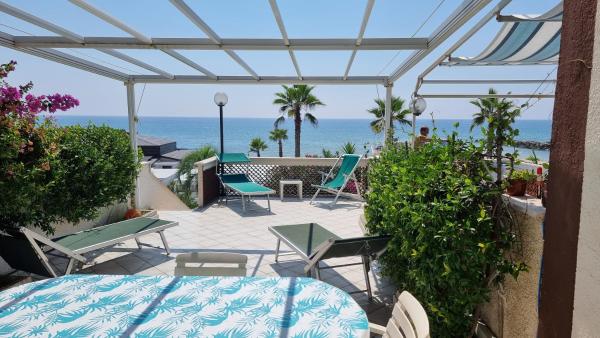 LA VILLA fronte SPIAGGIA BANDIERA BLU, Rezervați Vilă Hoteluri în Lazio cu parcare, Parcare