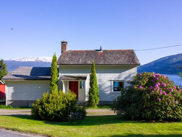 Holiday Home Tantestova by Interhome, Rezervați Casă de vacanță Balestrand Vestland