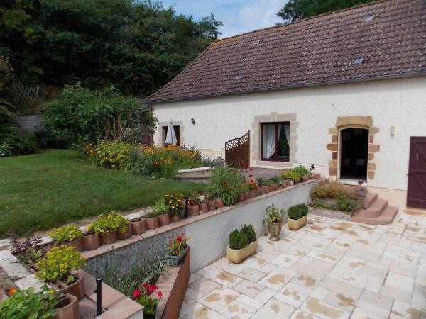 Gîte cosy à Neuvy avec jardin et animaux acceptés - FR-1-489-213, Rezervați Casă de vacanță Neuvy Rhône-Alps