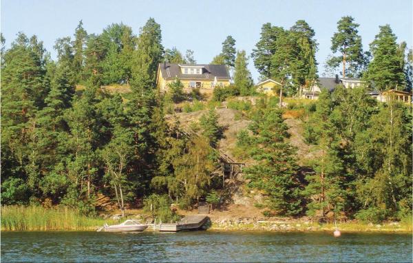 3 Bedroom Lovely Home In Vaxholm, Rezervați Casă de vacanță Hoteluri în Stockholm cu parcare, Parcare