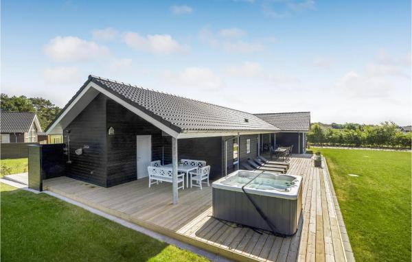Stunning Home In Hadsund With Five Bedrooms And Wifi, Rezervați Casă de vacanță Hoteluri în Vestjylland cu parcare, Parcare