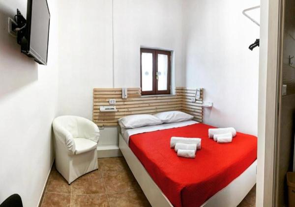 MIRIS home fast and comfortable with self check in 8 minutes walk near Naples airport, Rezervați Pensiune Neapole Campania