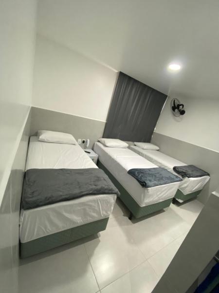 Suíte com banheiro privativo em Pousada recém construída,a 500mts do pátio do forró, Rezervați Hotel Caruaru Pernambuco
