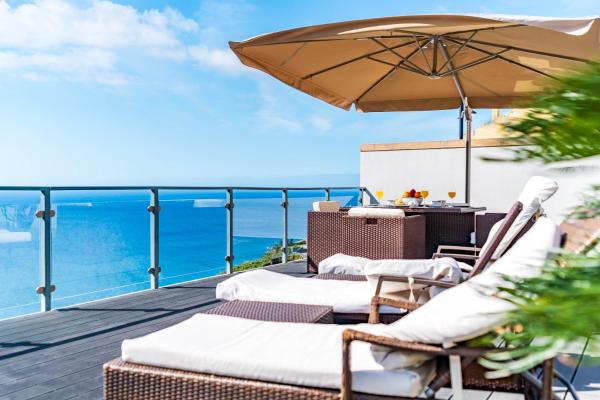 Villa Alex,pool and ocean view, Rezervați  Hoteluri în Calheta cu parcare, Parcare