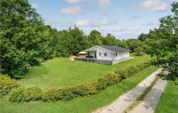 4 Bedroom Stunning Home In Glesborg, Rezervați Casă de vacanță Hoteluri în Midtjylland cu parcare, Parcare