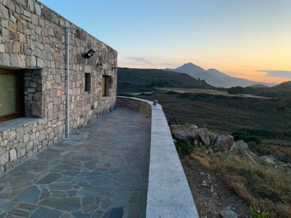 Villa Vigla, Rezervați  Zefiria Milos