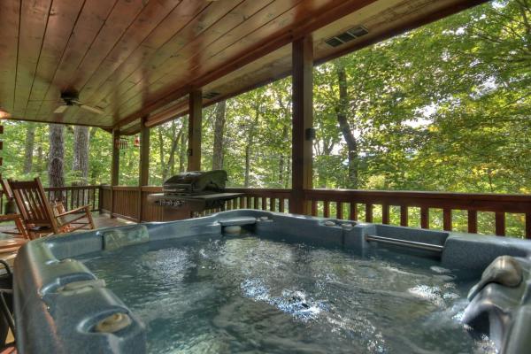 Bearfoot Ridge Wood-burning fireplace cozy hot tub serene views, Rezervați Vilă Hoteluri în Ellijay cu parcare, Parcare