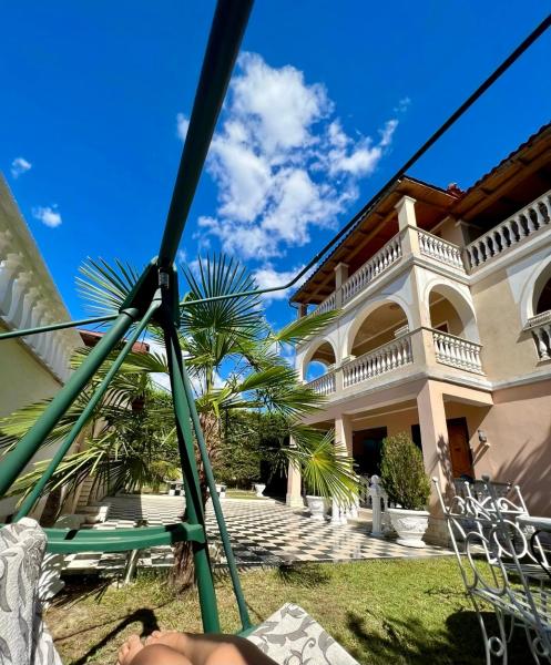 Guest House Pulake, Rezervați  Hoteluri în Berat County cu parcare, Parcare