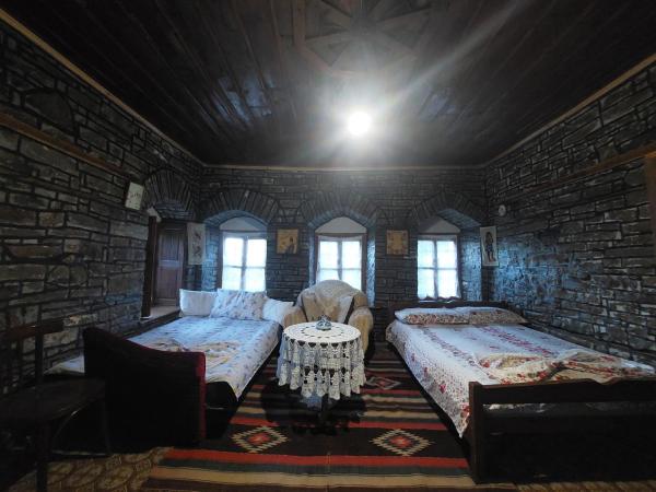 guest house in buhal, Rezervați  Hoteluri în Gjirokastër County cu piscină, Piscină