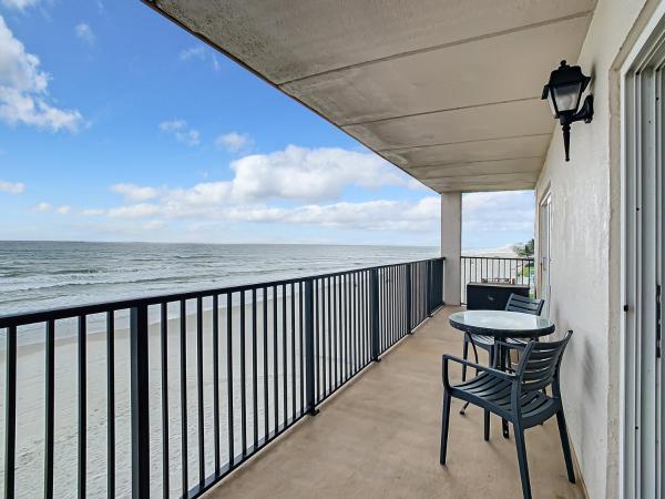 Beachfront with large private balcony ~ Shore Villa Condo, Rezervați  Edgewater Florida