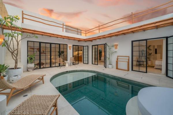 Villa Valeria - Mediterranean Style 2 BR Villa in Canggu, Rezervați  Hoteluri în Badung cu piscină, Piscină