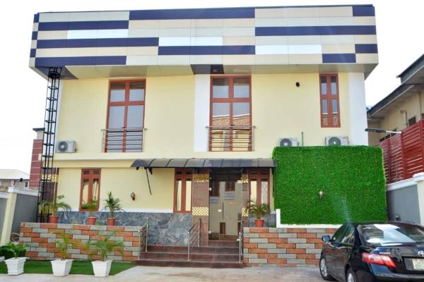 MCLORRETS SUITES