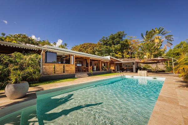 Villa Ô Pieds Nus 180m2 4 chambres piscine jardin tropical parking privé, Rezervați  Hoteluri în Saint-Paul cu piscină, Piscină