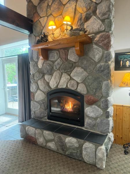The River Condos Hot Tub Fireplace Family & Pet Friendly River Front 2 to 6 bedroom condos dock, Rezervați  Squaw Lake Minnesota