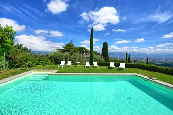 Villa Mami by PosarelliVillas, Rezervați  Hoteluri în Pisa cu piscină, Piscină