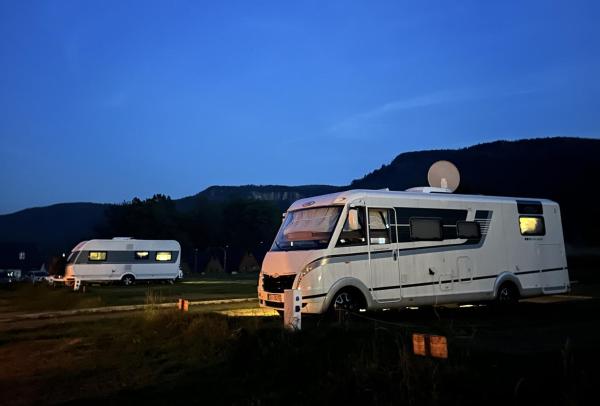 Góry Stołowe Camp - Rodzinne pole biwakowe, Kampery, Przyczepy, Namioty, Rezervați  Radków Table Mountains
