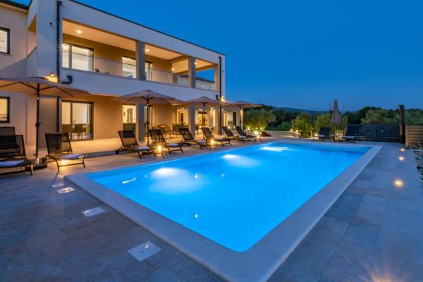 Villa Silente, modern and luxurious villa hugged by nature, Rezervați  Hoteluri în Stalije cu piscină, Piscină