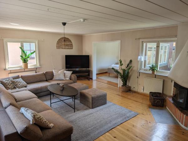 Tranquil Villa with Garden Views & Terrace 3BR, Rezervați  Visby Gotland