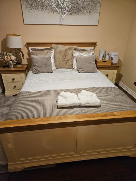 Elite Room at New Forest Village, Rezervați  Robin Hood West Yorkshire