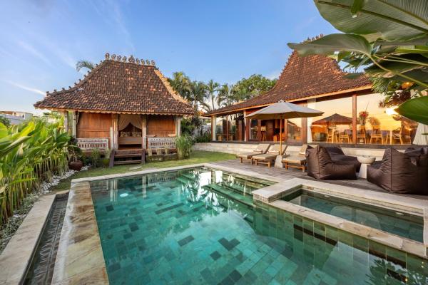Charming 2BR Wooden Villa with Lush Garden Oasis by Santi Management, Rezervați  Hoteluri în Bali cu parcare, Parcare