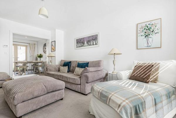 Contemporary 3 Bedroom home in Launton Village - close to Tythe Barn, Bicester Shopping & Bicester Heritage, Rezervați  Hoteluri în Gloucestershire cu parcare, Parcare