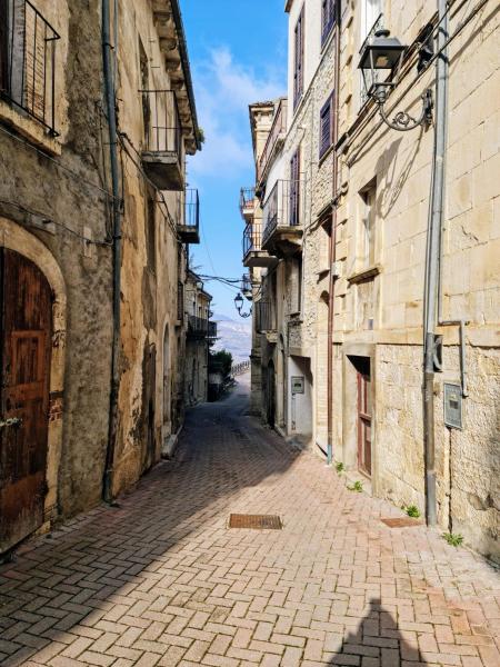 Authentic Village Townhouse with Independant Apartment, Rezervați Apartament Hoteluri în Abruzzo cu parcare, Parcare
